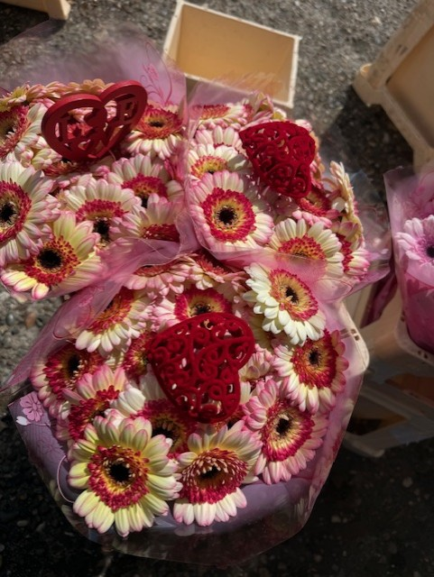 Lichte gerbera's met roze accenten en harten