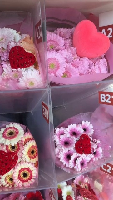 Roze en witte boeketten met hartjes in de bloemenautomaat