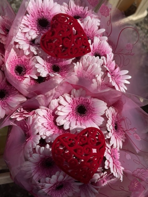 Roze gerbera's met decoratieve harten